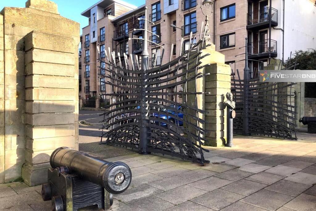 Апартаменты Waterfront Living In Leith With Free Parking! Эдинбург Экстерьер фото